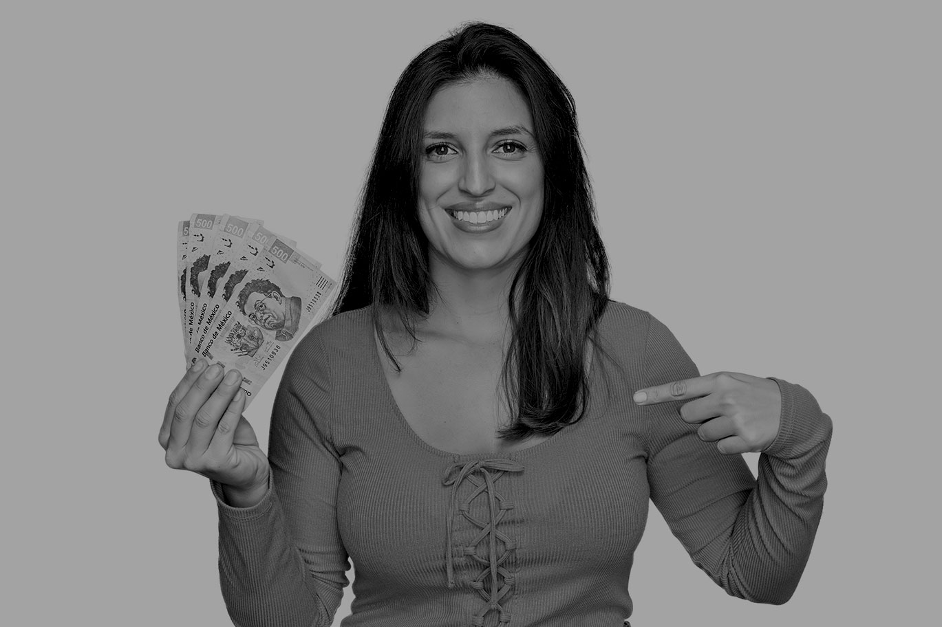Mujer feliz mostrando dinero